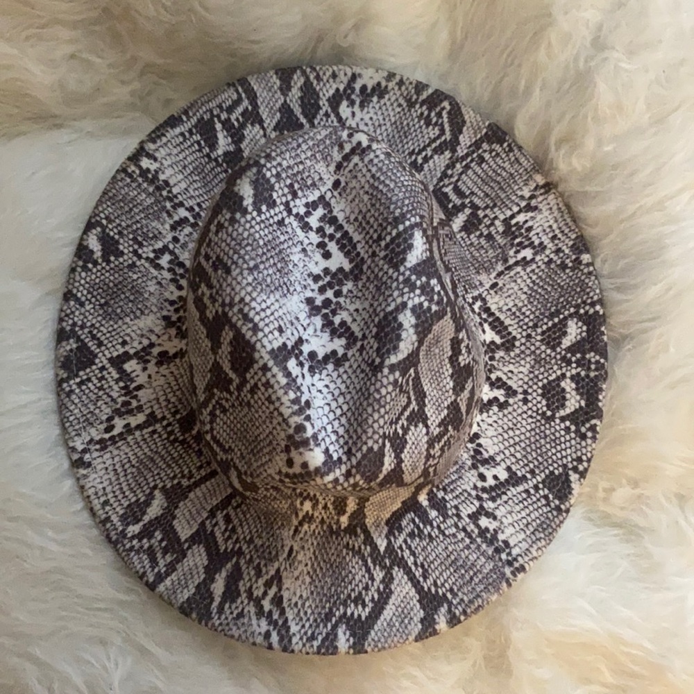 Black and white snake skin hat